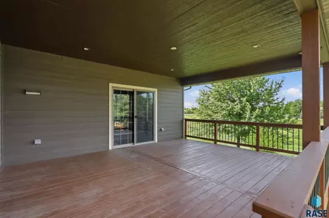 Exterior - S Copper Crest Cir, Sioux Falls, SD 57110 photo 4 of 9