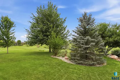 Exterior - S Copper Crest Cir, Sioux Falls, SD 57110 photo 8 of 9