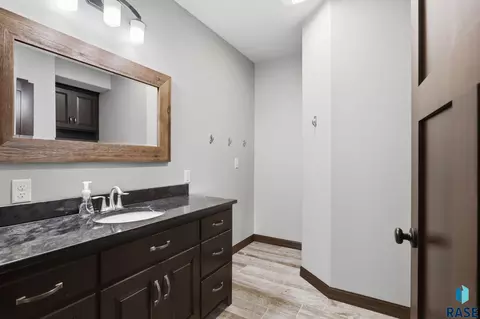 Bath - S Copper Crest Cir, Sioux Falls, SD 57110 photo 2 of 2
