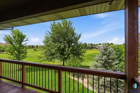 Exterior - S Copper Crest Cir, Sioux Falls, SD 57110 photo 5 of 9