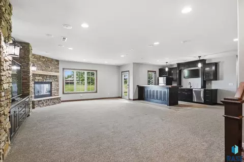 Living - S Copper Crest Cir, Sioux Falls, SD 57110 photo 6 of 8