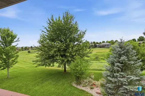 Exterior - S Copper Crest Cir, Sioux Falls, SD 57110 photo 7 of 9