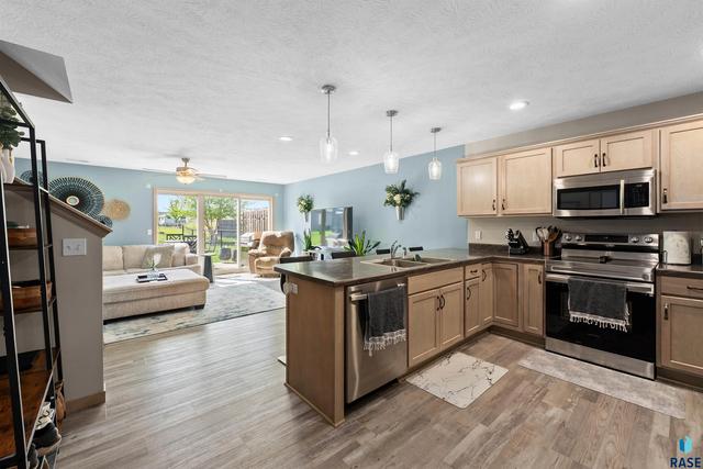 2413 S Ronsiek Ave, Sioux Falls, SD 57106