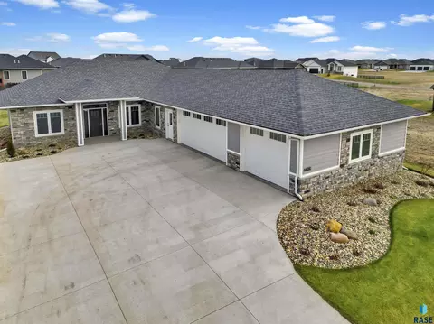 Exterior - E Fieldview St, Sioux Falls, SD 57110 photo 2 of 12