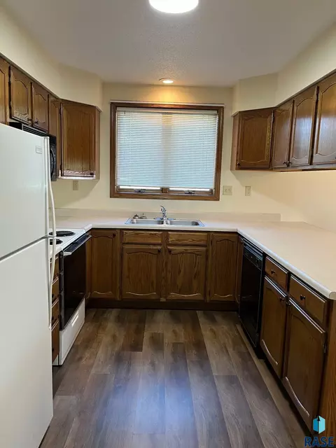 502 E 4th St, Canton, SD 57013 photo 23
