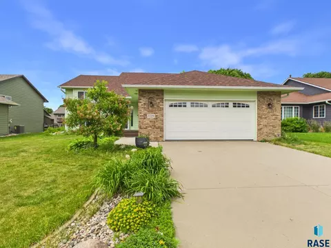 3219 S Grace Ave, Sioux Falls, SD 57103
