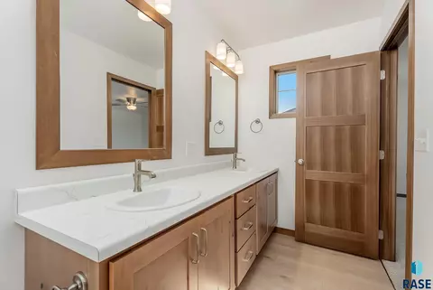 Bath - 6143 S Bison Pl, Sioux Falls, SD 57108 photo 3 of 4