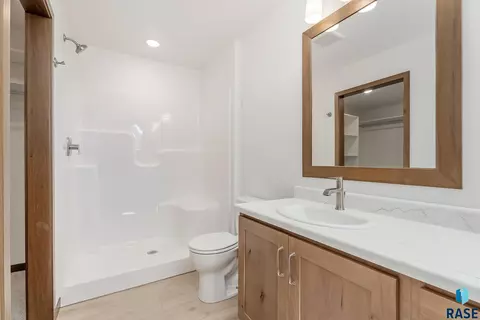 Bath - 6143 S Bison Pl, Sioux Falls, SD 57108 photo 2 of 4