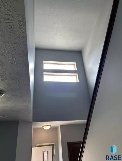 Entry Way - 504 W Cascade St, Sioux Falls, SD 57108 photo 1 of 3