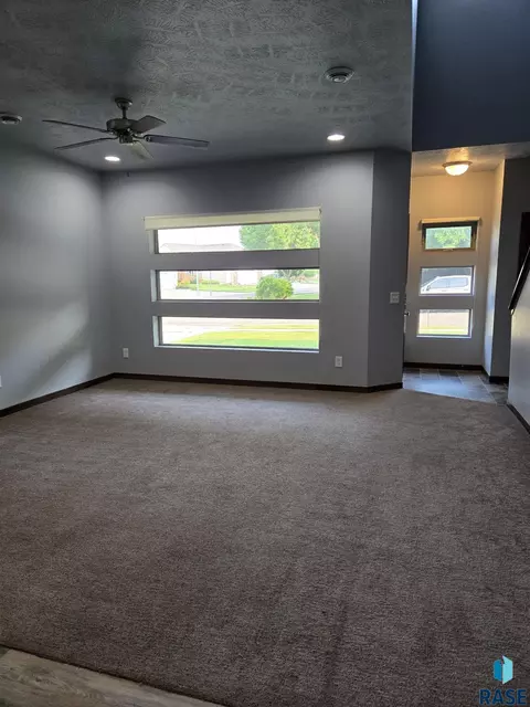 Living - 504 W Cascade St, Sioux Falls, SD 57108 photo 1 of 1