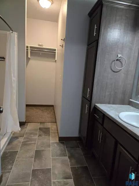 Bath - 504 W Cascade St, Sioux Falls, SD 57108 photo 2 of 3