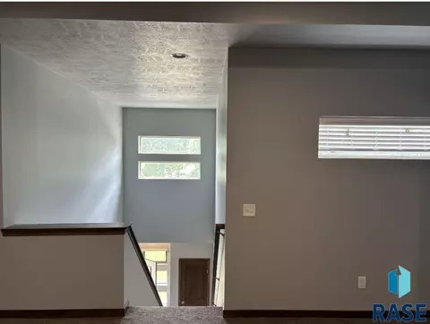 Entry Way - 504 W Cascade St, Sioux Falls, SD 57108 photo 3 of 3