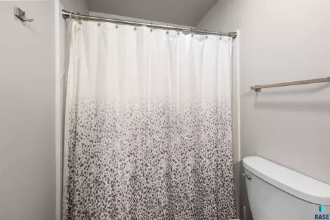 Bath - 745 Fox Ct, Tea, SD 57064 photo 4 of 8
