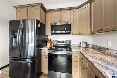 Kitchen - 745 Fox Ct, Tea, SD 57064 photo 3 of 5