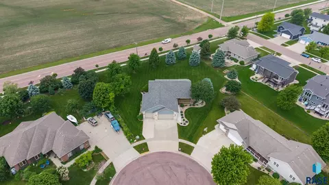 507 Erin Cir, Hartford, SD 57033