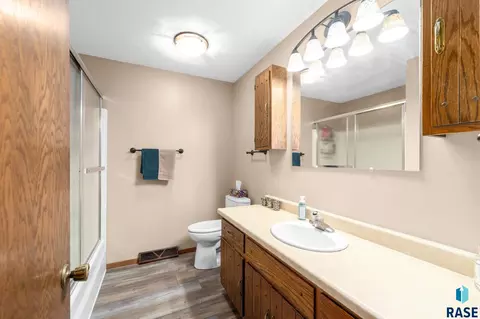 Bath - 508 S 2nd Ave, Brandon, SD 57005 photo 2 of 3