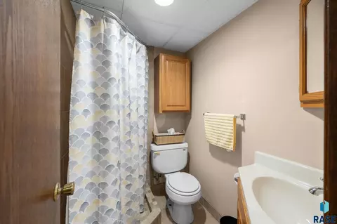 Bath - 508 S 2nd Ave, Brandon, SD 57005 photo 3 of 3