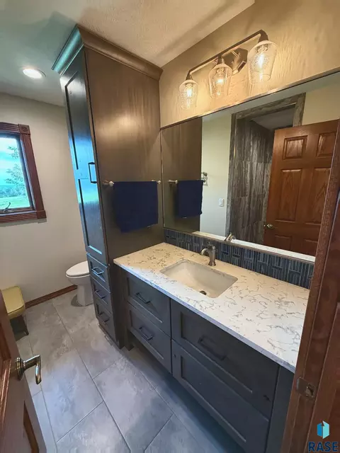 Bath - 48190 265th St, Brandon, SD 57005 photo 2 of 8