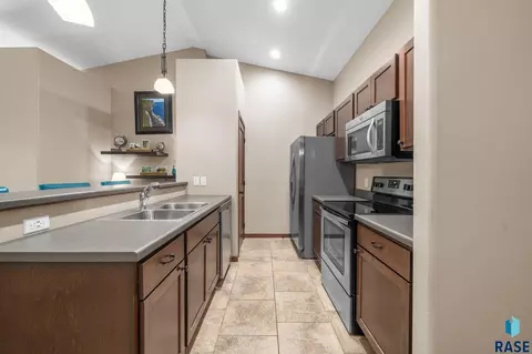 Kitchen - 1006 Tanner Ct, Tea, SD 57064 photo 3 of 3