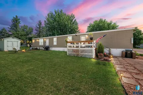 5806 W Tanager Pl, Sioux Falls, SD 57107