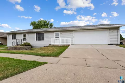 229 N Cherry St, Lennox, SD 57039