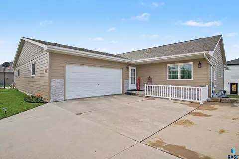 411 Cypress Cir, Harrisburg, SD 57032