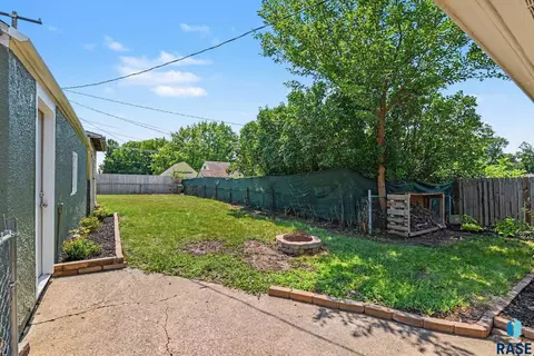 Exterior - 2305 E 11th St, Sioux Falls, SD 57103 photo 2 of 3