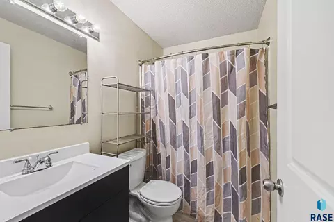 Bath - 2305 E 11th St, Sioux Falls, SD 57103 photo 1 of 1