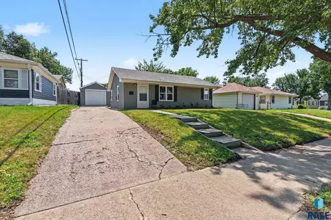 Exterior - 2305 E 11th St, Sioux Falls, SD 57103 photo 3 of 3