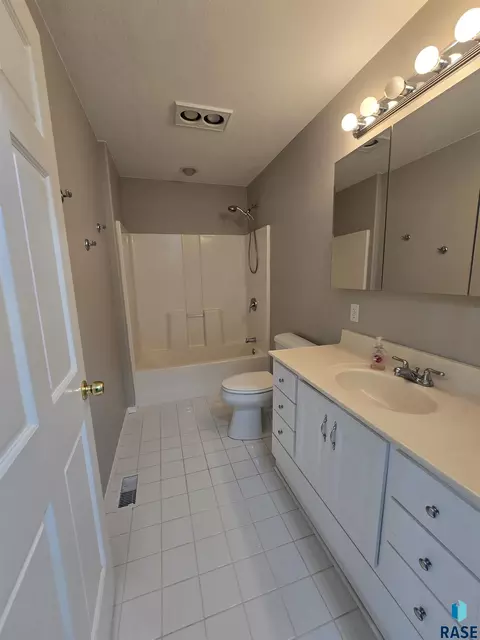 Bath - 46336 287th St, Centerville, SD 57014 photo 2 of 3