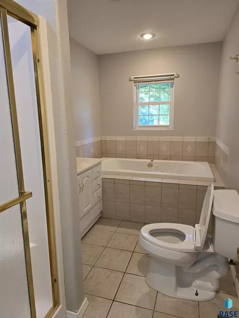 Bath - 46336 287th St, Centerville, SD 57014 photo 1 of 3