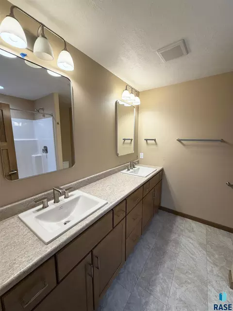 Bath - 5113 E 67th St, Sioux Falls, SD 57108 photo 3 of 5