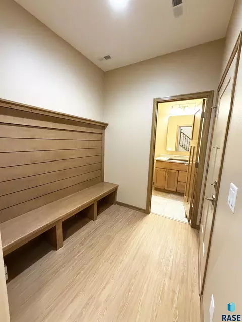 Entry Way - 5113 E 67th St, Sioux Falls, SD 57108 photo 3 of 4