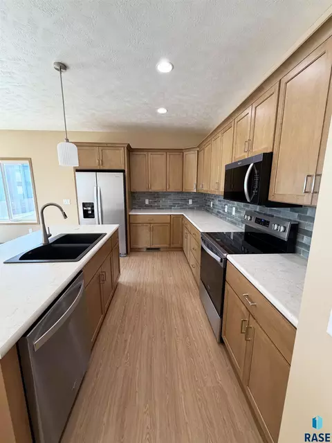 Kitchen - 5113 E 67th St, Sioux Falls, SD 57108 photo 2 of 2