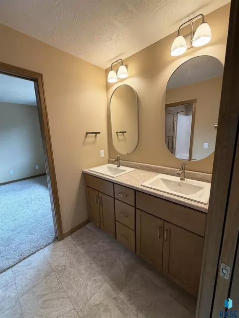 Bath - 5113 E 67th St, Sioux Falls, SD 57108 photo 2 of 5