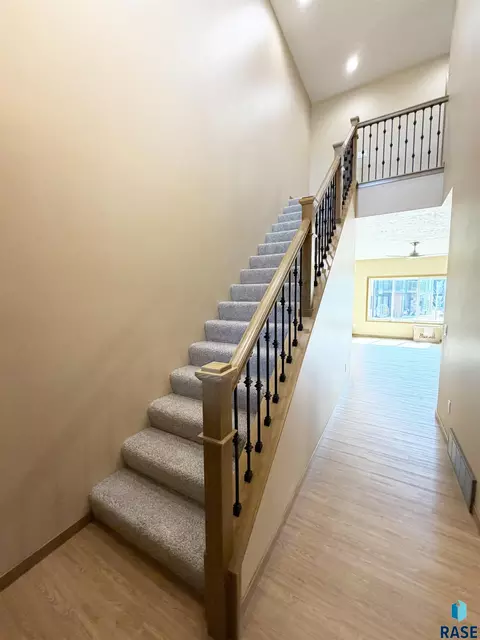 Entry Way - 5113 E 67th St, Sioux Falls, SD 57108 photo 2 of 4