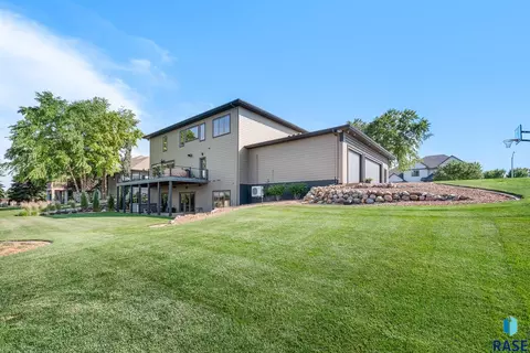 Exterior - S Ridgestone Dr, Sioux Falls, SD 57108 photo 5 of 6