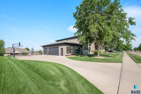 Exterior - S Ridgestone Dr, Sioux Falls, SD 57108 photo 4 of 6