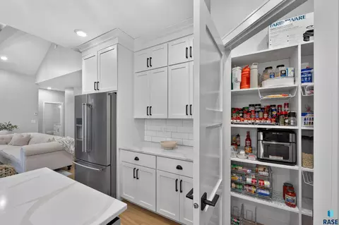 Kitchen - E 77th St, Sioux Falls, SD 57108 photo 6 of 7
