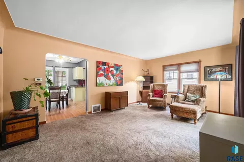 910 S 3rd Ave, Sioux Falls, SD 57104 photo 3