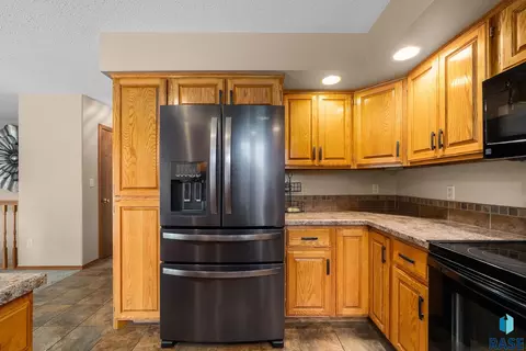 Kitchen - 27210 Lovely Pl, Tea, SD 57064 photo 4 of 5