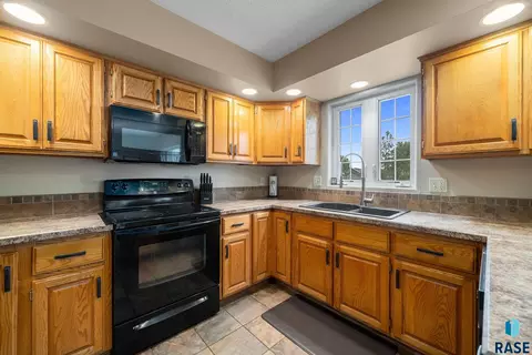 Kitchen - 27210 Lovely Pl, Tea, SD 57064 photo 2 of 5