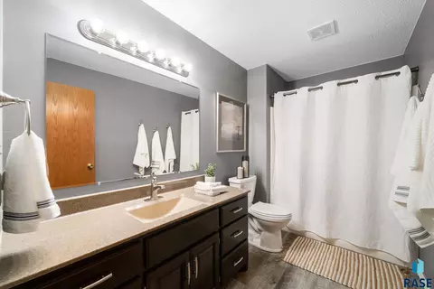 Bath - 27210 Lovely Pl, Tea, SD 57064 photo 2 of 4