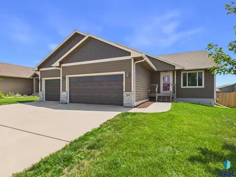 Exterior - 905 Fanning St, Tea, SD 57064 photo 1 of 5