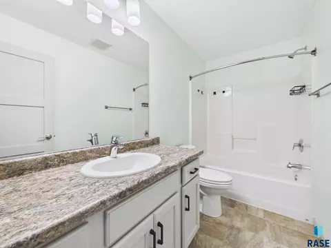 Bath - 905 Fanning St, Tea, SD 57064 photo 2 of 3