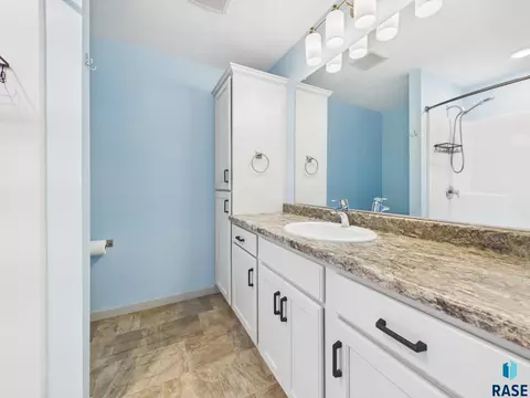 Bath - 905 Fanning St, Tea, SD 57064 photo 3 of 3