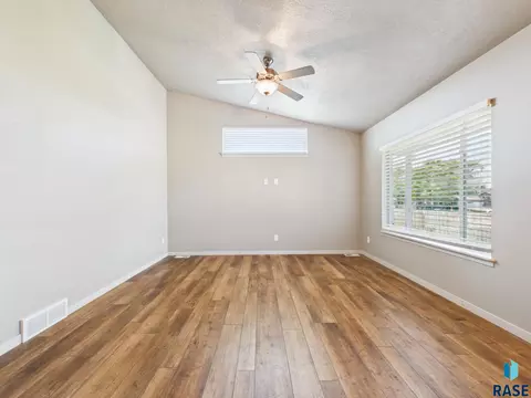 Living - 905 Fanning St, Tea, SD 57064 photo 2 of 12