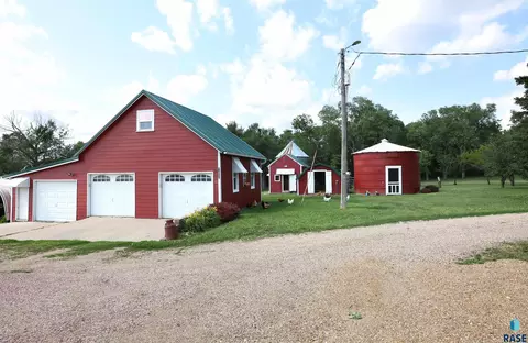 Exterior - 28793 457th Ave, Viborg, SD 57070 photo 2 of 6