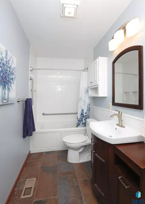Bath - 28793 457th Ave, Viborg, SD 57070 photo 2 of 2