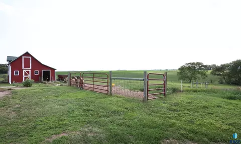 Exterior - 28793 457th Ave, Viborg, SD 57070 photo 1 of 6